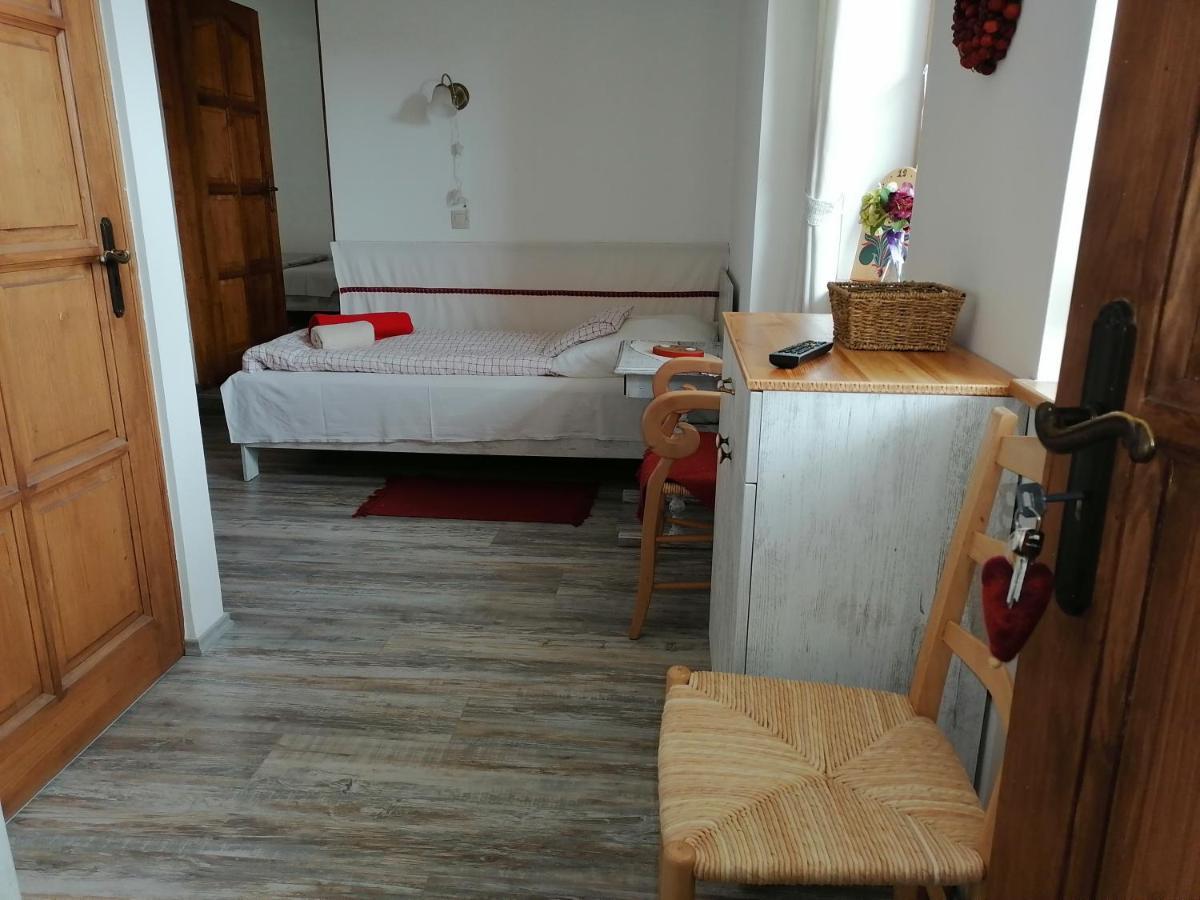 Mives Vendeghaz Hotell Pogány Eksteriør bilde